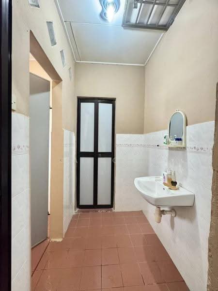 Rumah Teres 2-Tingkat untuk Dijual di Taman Flora Heights (Pasir Gudang) - Carson . - Bathroom - PropertyGuru.com.my