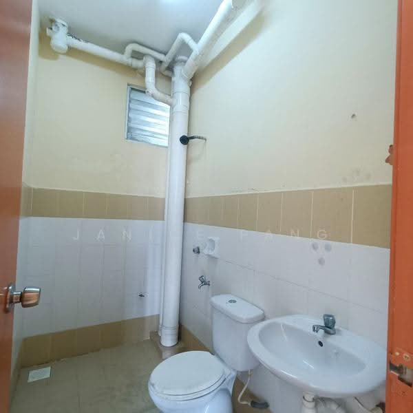 Pangsapuri untuk Dijual di Kipark Apartment - Janice Pang - Bathroom - PropertyGuru.com.my
