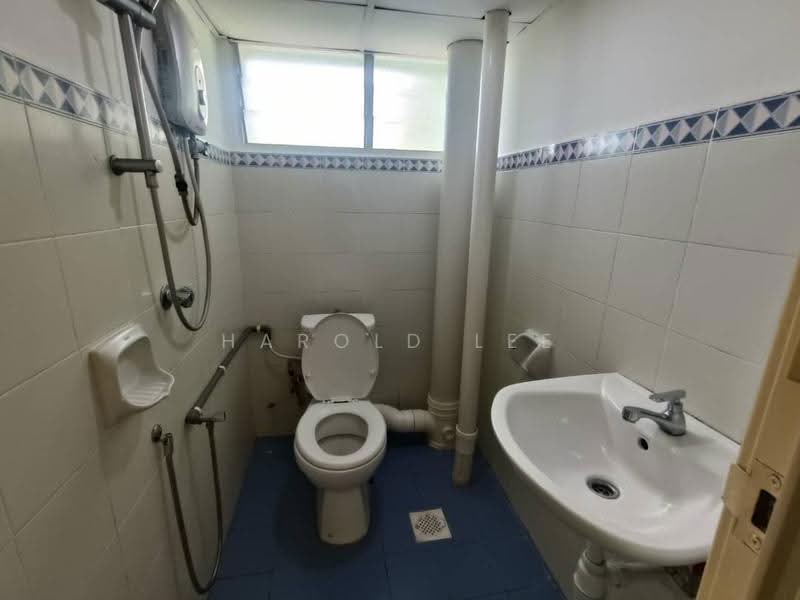 Pangsapuri untuk Dijual di Taman Kristal - Harold Lee - Bathroom - PropertyGuru.com.my