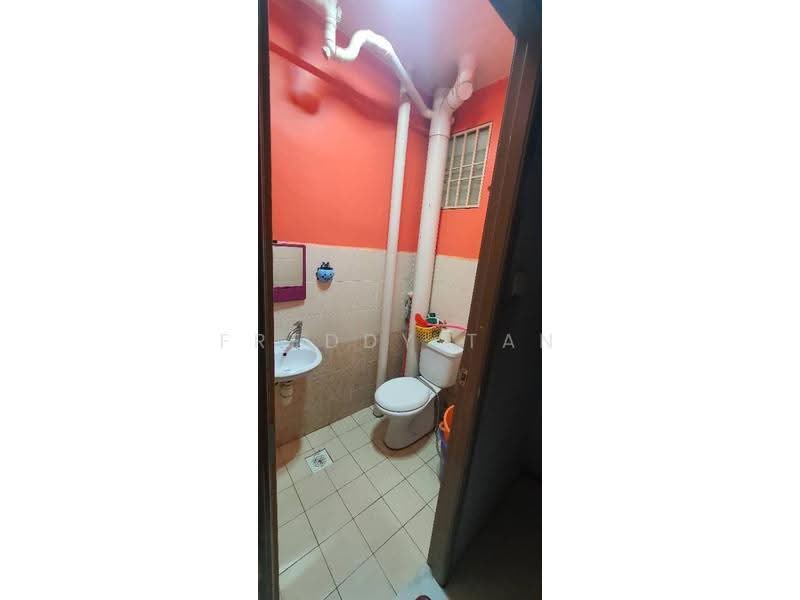 Pangsapuri untuk Disewa di Relau Vista Apartment - Freddy Tan - Bathroom - PropertyGuru.com.my