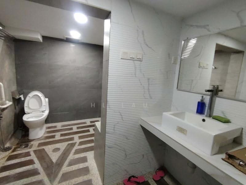 Office for Sale in Puchong (Selangor) - HL Lau - Bathroom - PropertyGuru.com.my