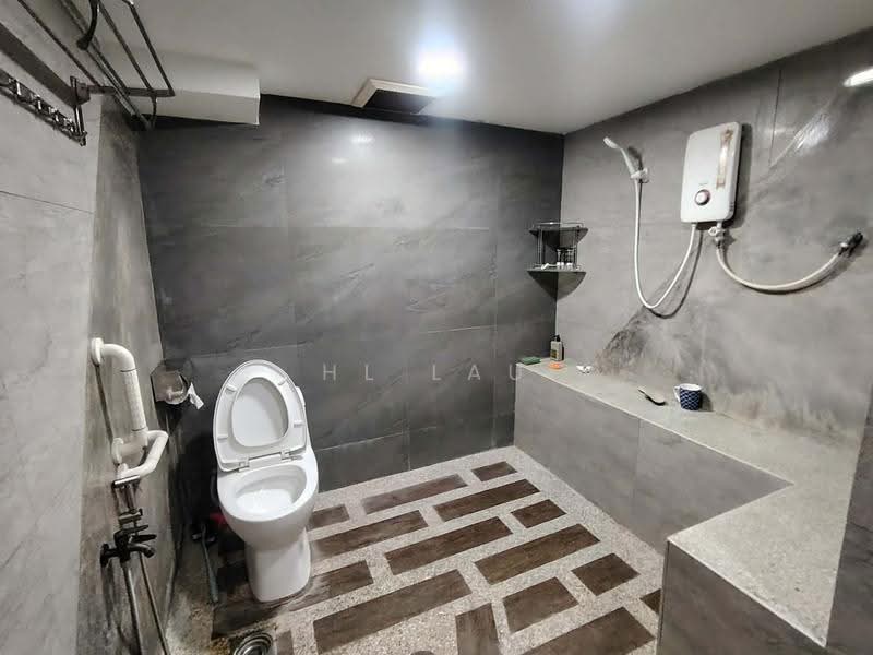 Office for Sale in Puchong (Selangor) - HL Lau - Bathroom - PropertyGuru.com.my