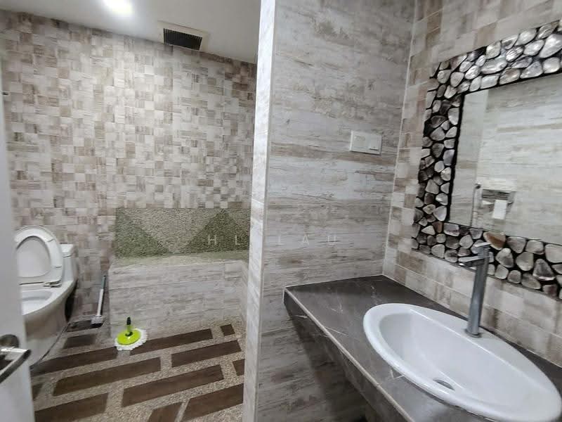 Office for Sale in Puchong (Selangor) - HL Lau - Bathroom - PropertyGuru.com.my