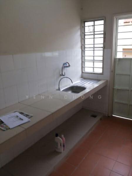 Rumah Teres untuk Dijual di Bandar Putra Permai (Seri Kembangan) - Yenn Chong - Kitchen - PropertyGuru.com.my