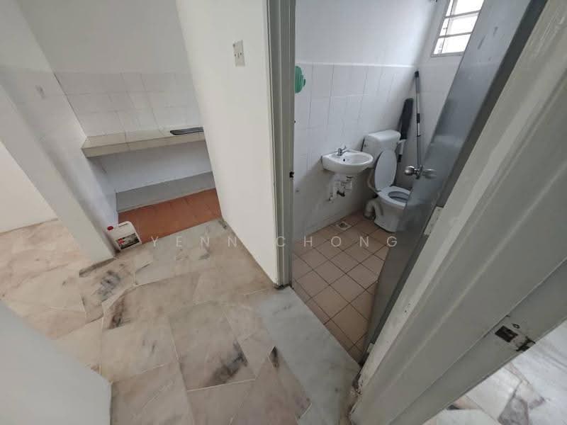 Rumah Teres untuk Dijual di Bandar Putra Permai (Seri Kembangan) - Yenn Chong - Bathroom - PropertyGuru.com.my