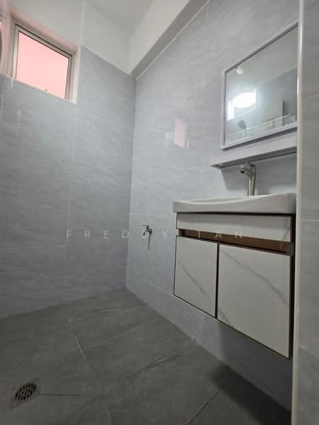 Pangsapuri untuk Disewa di Greenlane Heights Block E - Freddy Tan - Bathroom - PropertyGuru.com.my