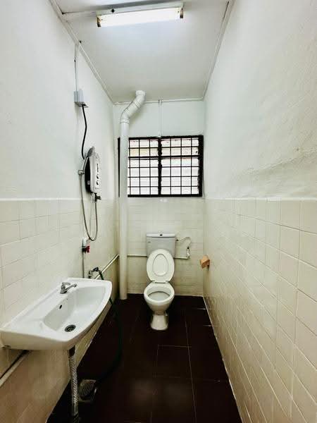 1-storey Terraced House for Rent in Taman Mesra (Senai) - Nick Low - Bathroom - PropertyGuru.com.my