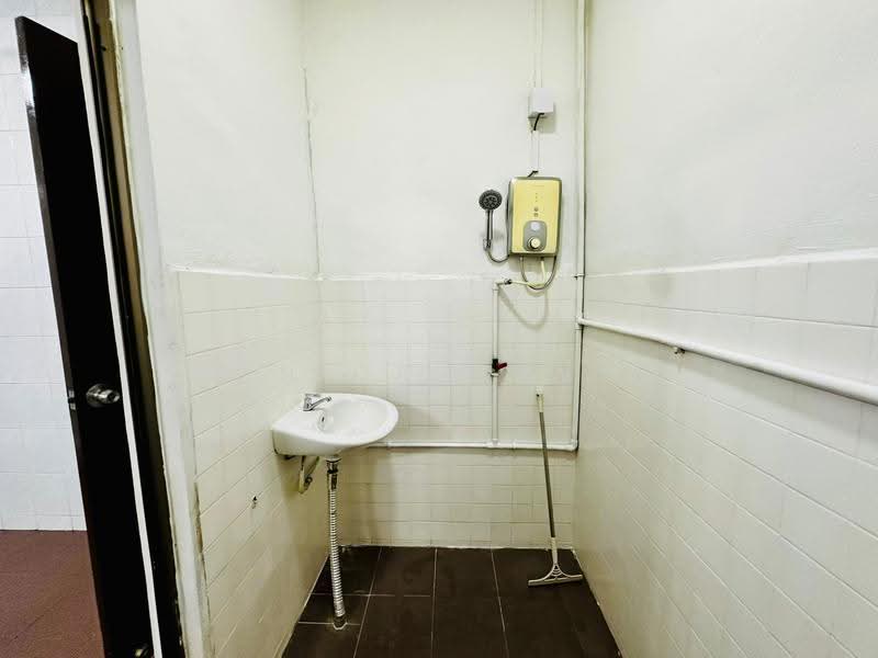 1-storey Terraced House for Rent in Taman Mesra (Senai) - Nick Low - Bathroom - PropertyGuru.com.my