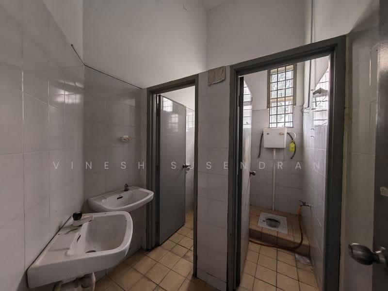 Factory for Rent in Kempas (Johor Bahru) - Vinesh Susendran - Bathroom - PropertyGuru.com.my