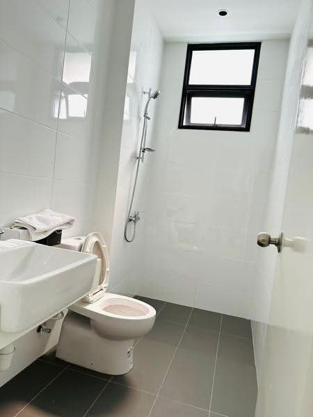 Kondominium untuk Dijual di Royal Richmond Gold - Clement Toh - Bathroom - PropertyGuru.com.my