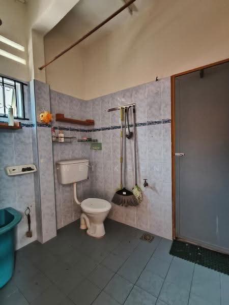 Rumah Teres untuk Disewa di Taman Marida (Senawang) - Wei Keen - Bathroom - PropertyGuru.com.my