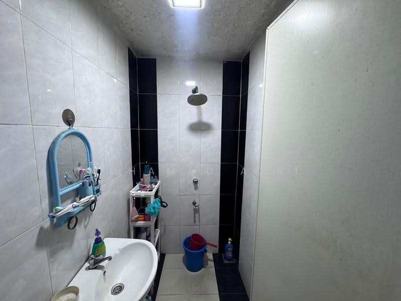 1.5-storey Terraced House for Sale in Taman Johor Jaya (Johor Bahru) - MUHAMAD AZRI - Bathroom - PropertyGuru.com.my