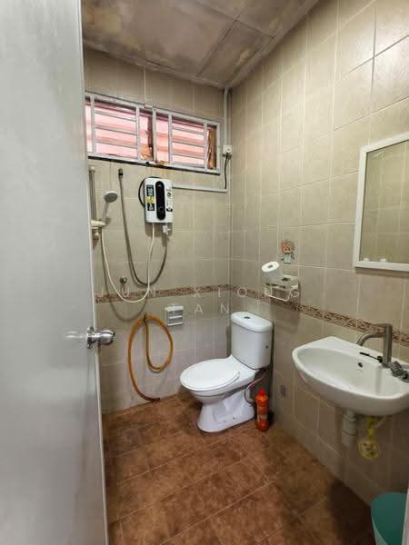 2.5-storey Terraced House for Sale in Bandar Seri Alam (Masai) - Jun Xiong Tan - Bathroom - PropertyGuru.com.my