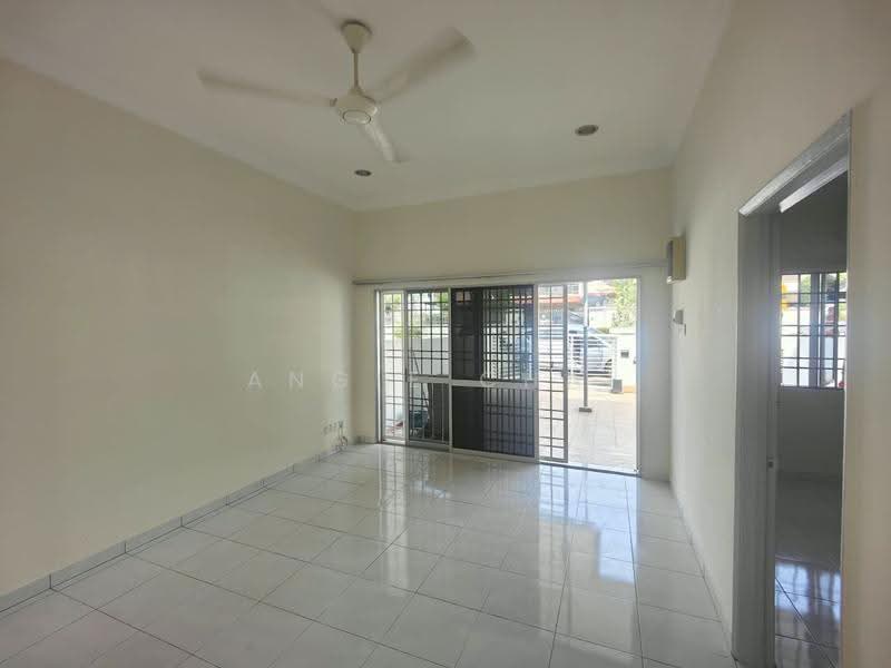 Rumah Teres 1-Tingkat untuk Disewa di Taman Paramount (Petaling Jaya) - Angie Chai - Living Room - PropertyGuru.com.my