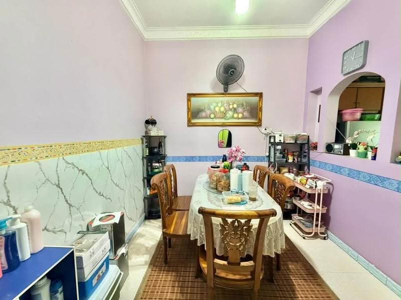 Rumah Teres untuk Dijual di Taman Kempas Indah (Tebrau) - Arzaim Barimin - Dining Room - PropertyGuru.com.my