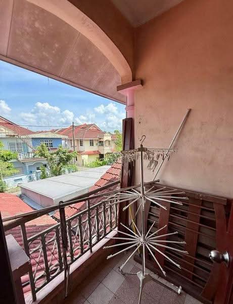 Rumah Teres untuk Dijual di Taman Bukit Dahlia (Pasir Gudang) - Arzaim Barimin - Balcony - PropertyGuru.com.my
