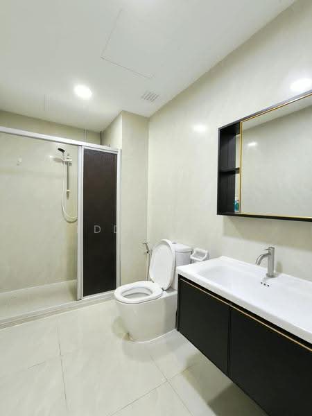 Kediaman Servis untuk Dijual di Parkview Service Apartment - Eddie Loh - Bathroom - PropertyGuru.com.my
