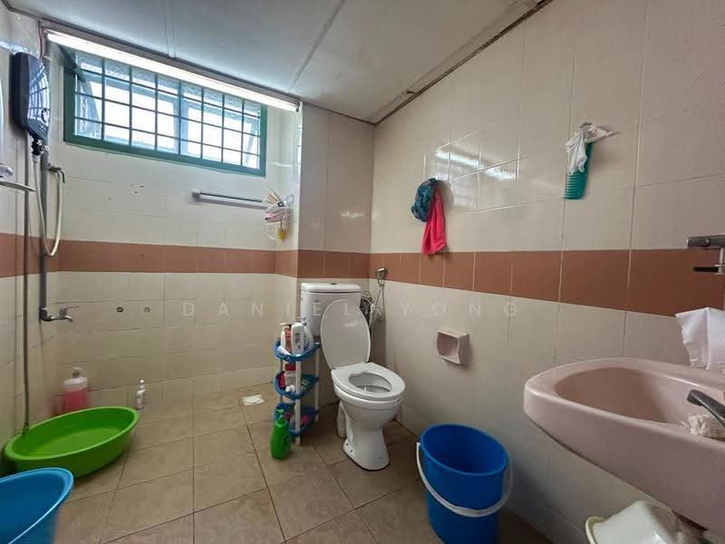 Pangsapuri untuk Dijual di Tanjong Puteri Apartment - Daniel Yong - Bathroom - PropertyGuru.com.my