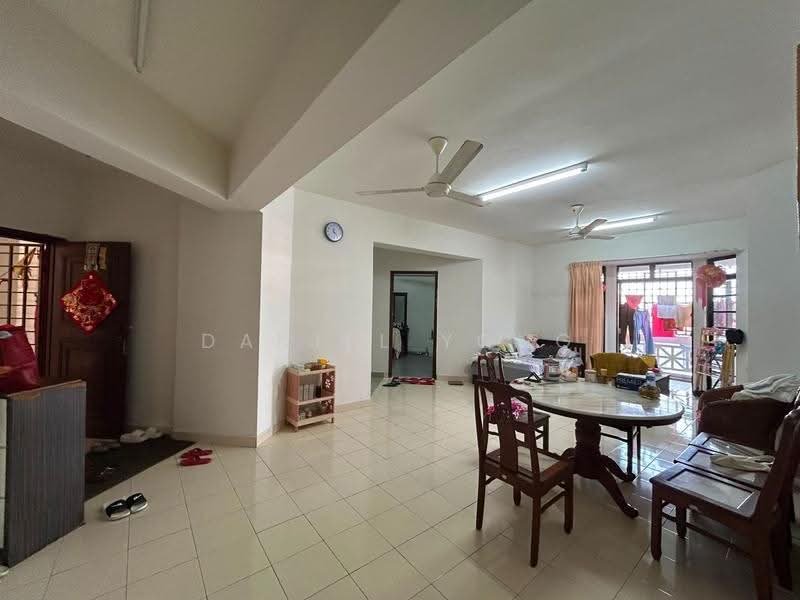 Pangsapuri untuk Dijual di Tanjong Puteri Apartment - Daniel Yong - Living Room - PropertyGuru.com.my