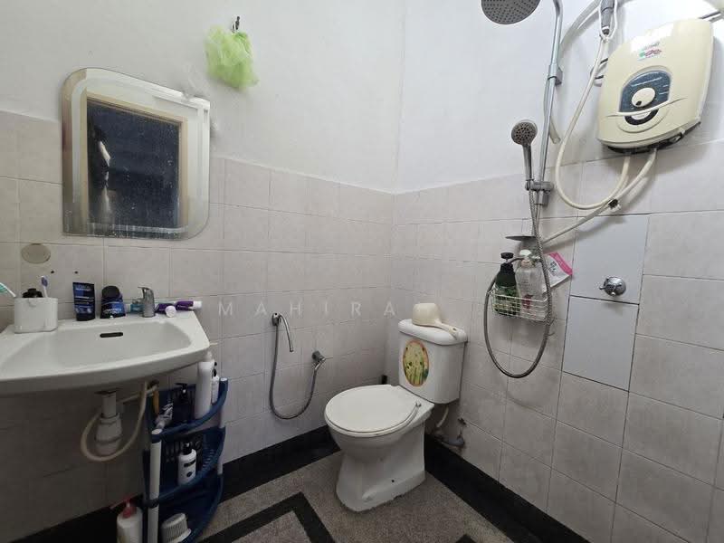 Rumah Teres 2-Tingkat untuk Dijual di Taman Prima Saujana (Kajang) - Mahirah . - Bathroom - PropertyGuru.com.my