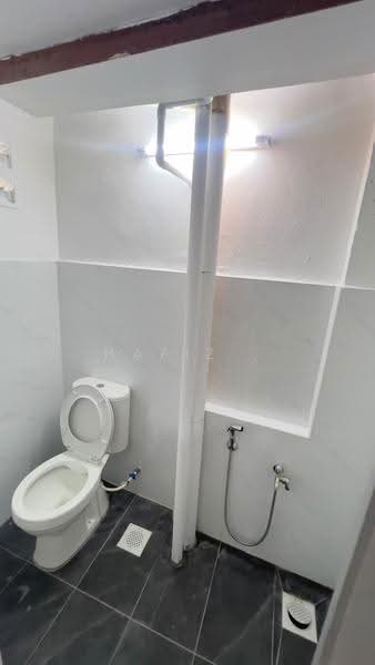 Rumah Flat untuk Dijual di Flat Temenggong - HAFIZ . - Bathroom - PropertyGuru.com.my