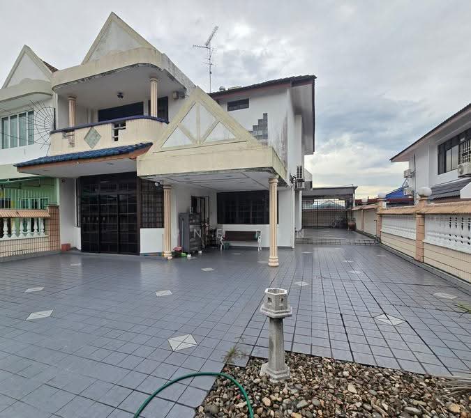 Rumah Berkembar untuk Dijual di Taman Johor Jaya (Johor Bahru) - June Tan - Exterior - PropertyGuru.com.my