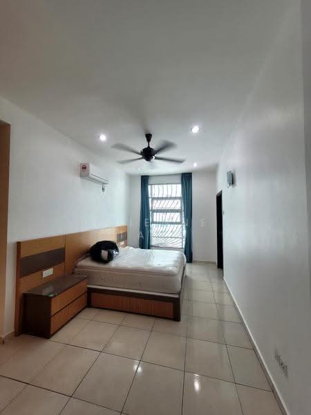 Kondominium untuk Disewa di The Brezza - Irienne Tang - Bedroom - PropertyGuru.com.my