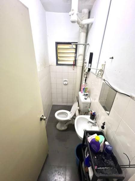 Kondominium untuk Dijual di Indah Condominium - Edwin Wong - Bathroom - PropertyGuru.com.my
