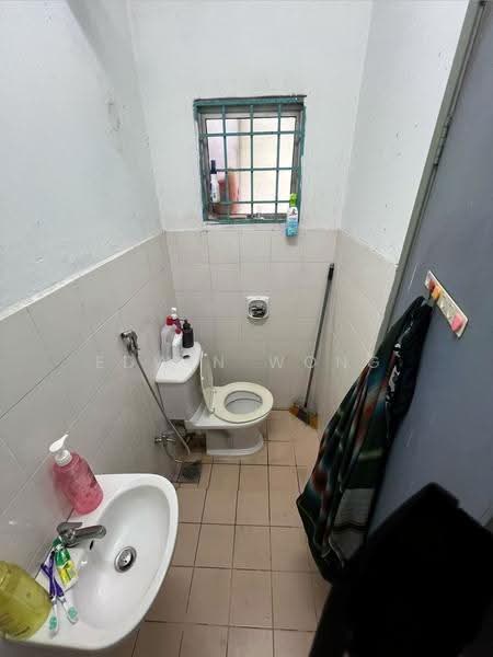 Kondominium untuk Dijual di Indah Condominium - Edwin Wong - Bathroom - PropertyGuru.com.my