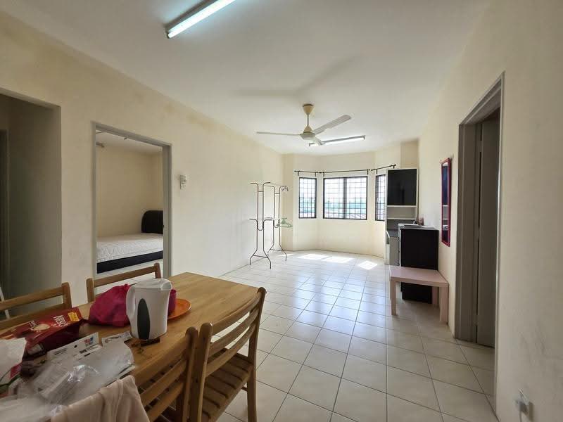 Pangsapuri untuk Dijual di Pangsapuri Mayang (Puncak Jalil) - CC Hong - Bedroom - PropertyGuru.com.my