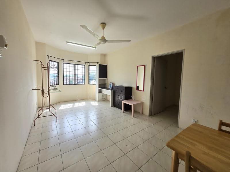 Pangsapuri untuk Dijual di Pangsapuri Mayang (Puncak Jalil) - CC Hong - Living Room - PropertyGuru.com.my