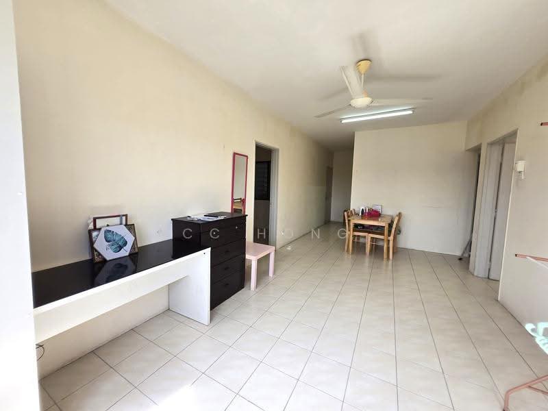 Pangsapuri untuk Dijual di Pangsapuri Mayang (Puncak Jalil) - CC Hong - Living Room - PropertyGuru.com.my