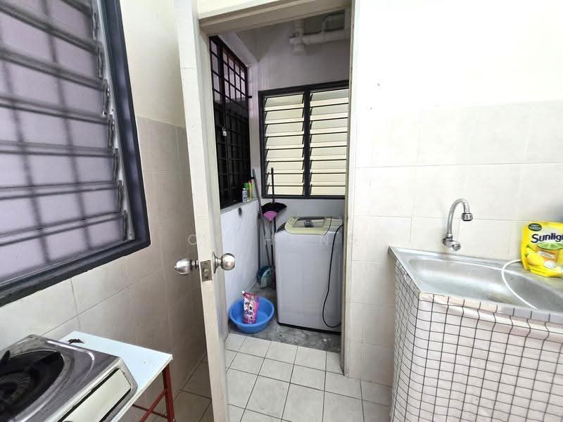Pangsapuri untuk Dijual di Pangsapuri Mayang (Puncak Jalil) - CC Hong - Interior - PropertyGuru.com.my