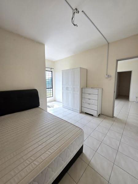 Pangsapuri untuk Dijual di Pangsapuri Mayang (Puncak Jalil) - CC Hong - Bedroom - PropertyGuru.com.my