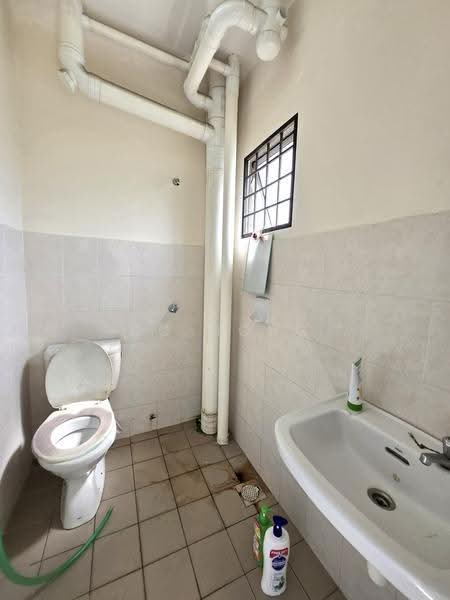 Pangsapuri untuk Dijual di Pangsapuri Mayang (Puncak Jalil) - CC Hong - Bathroom - PropertyGuru.com.my