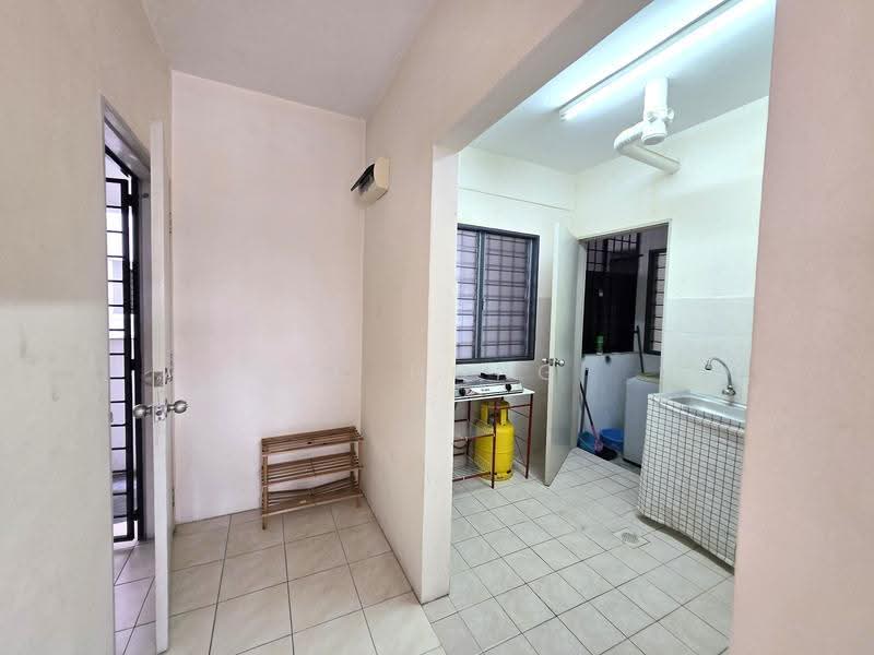 Pangsapuri untuk Dijual di Pangsapuri Mayang (Puncak Jalil) - CC Hong - Kitchen - PropertyGuru.com.my
