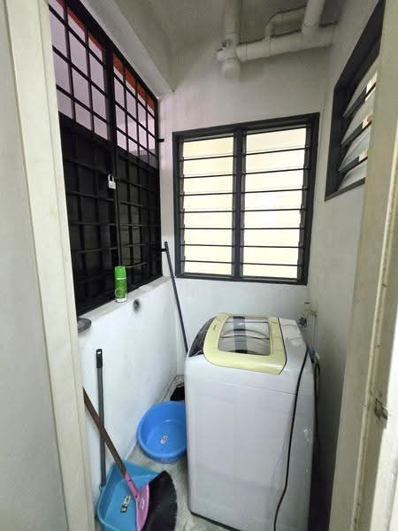 Pangsapuri untuk Dijual di Pangsapuri Mayang (Puncak Jalil) - CC Hong - Balcony - PropertyGuru.com.my