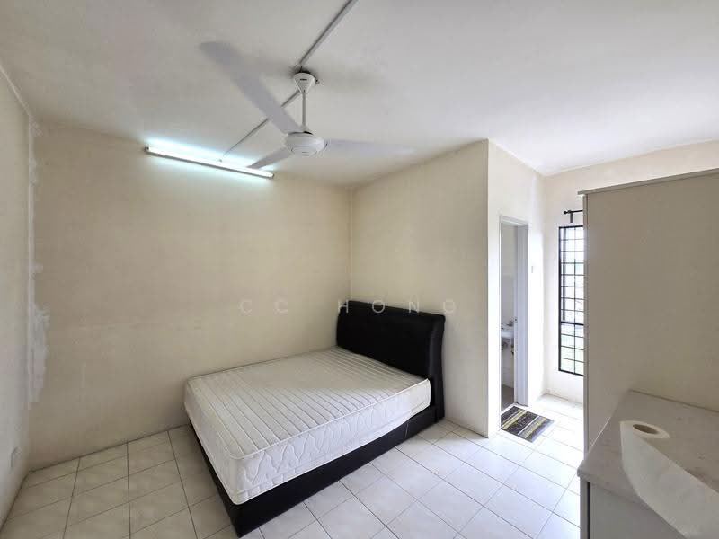 Pangsapuri untuk Dijual di Pangsapuri Mayang (Puncak Jalil) - CC Hong - Bedroom - PropertyGuru.com.my