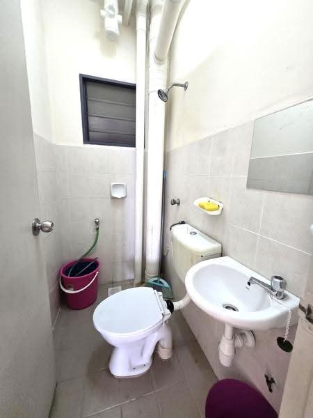 Pangsapuri untuk Dijual di Pangsapuri Mayang (Puncak Jalil) - CC Hong - Bathroom - PropertyGuru.com.my
