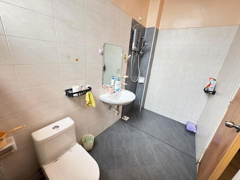 2-storey Terraced House for Sale in Taman Desa Cemerlang (Ulu Tiram) - Nellie Lim - Bathroom - PropertyGuru.com.my