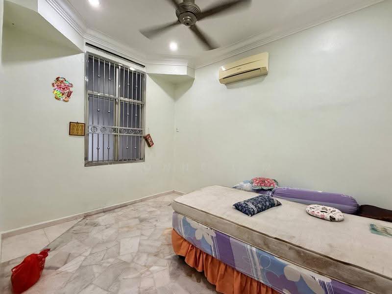 Rumah Teres 1-Tingkat untuk Dijual di Taman Teratai (Kulai) - Yvonne Lim - Bedroom - PropertyGuru.com.my