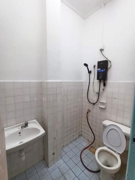 Rumah Teres 1-Tingkat untuk Disewa di Taman Perling (Perling) - Daniel Ling - Bathroom - PropertyGuru.com.my
