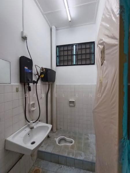 Rumah Teres 1-Tingkat untuk Disewa di Taman Perling (Perling) - Daniel Ling - Bathroom - PropertyGuru.com.my