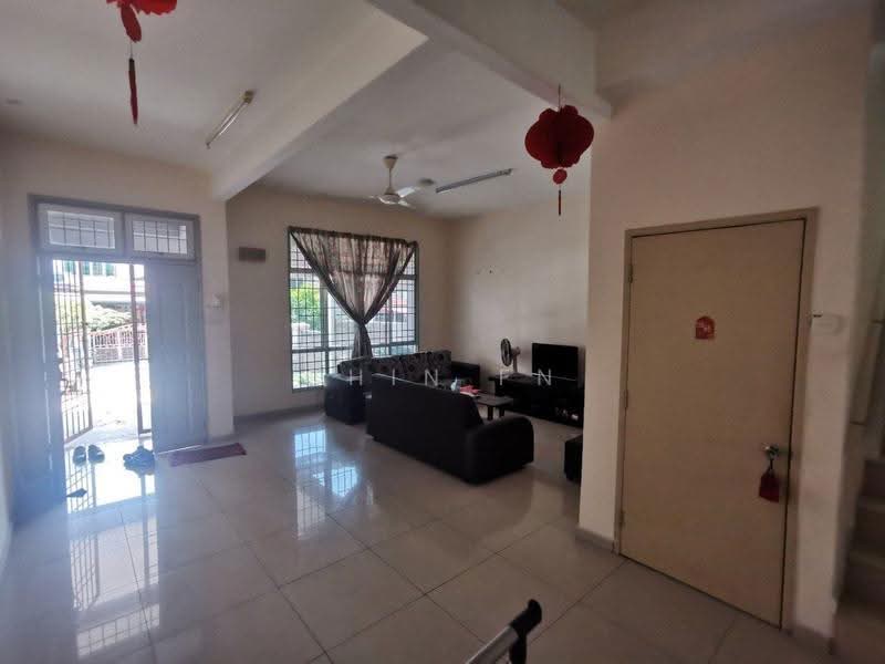 Rumah Teres 2-Tingkat untuk Dijual di Taman Cheng Setia (Cheng) - CHIN FN - Living Room - PropertyGuru.com.my