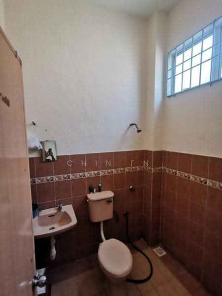 Rumah Teres 2-Tingkat untuk Dijual di Taman Cheng Setia (Cheng) - CHIN FN - Bathroom - PropertyGuru.com.my