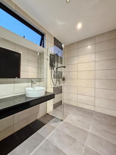 Kediaman Servis untuk Dijual di Molek Regency - Coco Lee - Bathroom - PropertyGuru.com.my