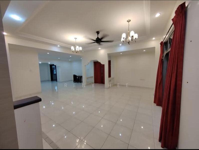 Rumah Teres 2-Tingkat untuk Dijual di Taman Mount Austin (Tebrau) - Reny Hee - Living Room - PropertyGuru.com.my