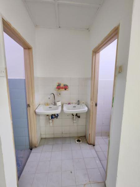 Shop for Rent in Kuchai Entrepreneurs Park (Kuchai Lama) - Jeno Poon - Bathroom - PropertyGuru.com.my