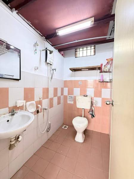Rumah Flat untuk Dijual di Flat Bukit Indah - Shieh Long Chen - Bathroom - PropertyGuru.com.my