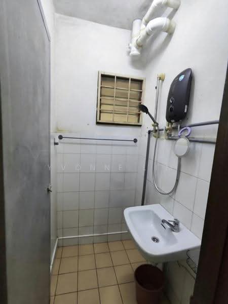Rumah Flat untuk Dijual di Pangsapuri Seroja - Yvonne Lim - Bathroom - PropertyGuru.com.my